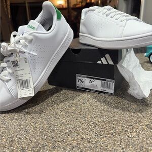 Adidas Advantage: Men’s 7.5/ White with Green Accents